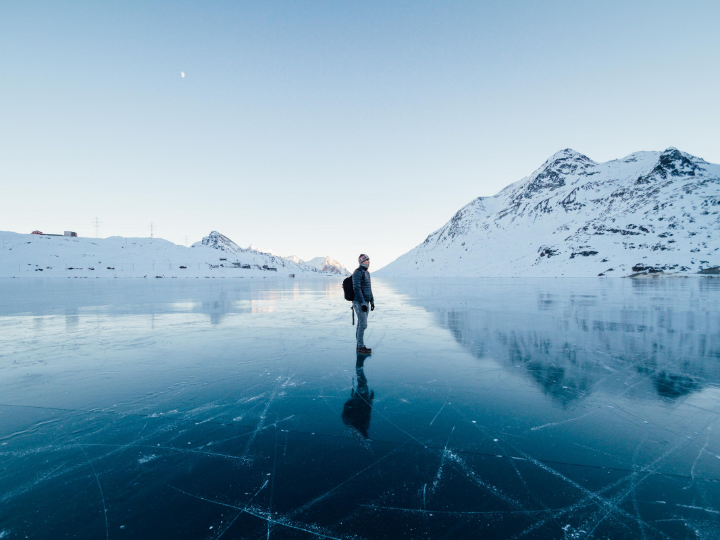 como caminar sobre hielo y nieve de forma segura crampones y suelas de agarre