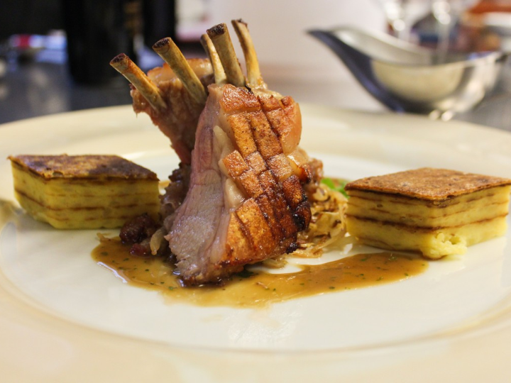 cuantas personas comen con un cochinillo