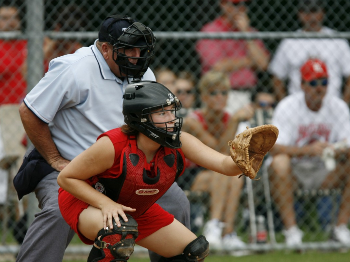 logo isdin descubre la proteccion ideal para tus deportes favoritos