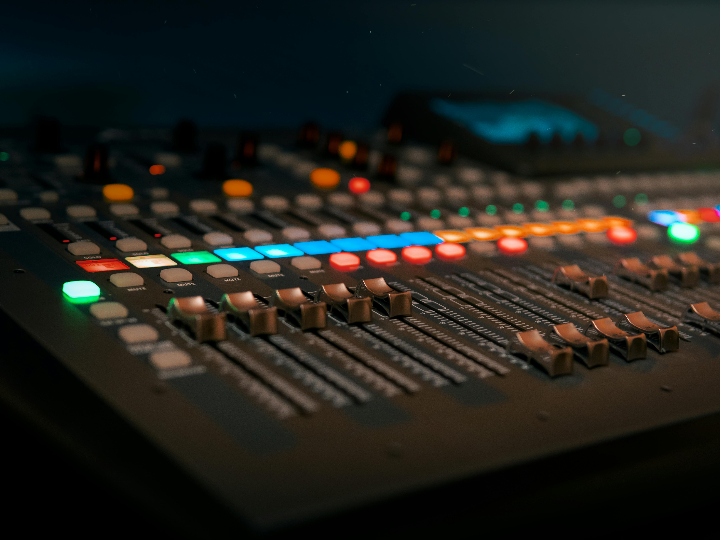 mee audio presenta spkr nueva gama de altavoces inalambricos para aventureros